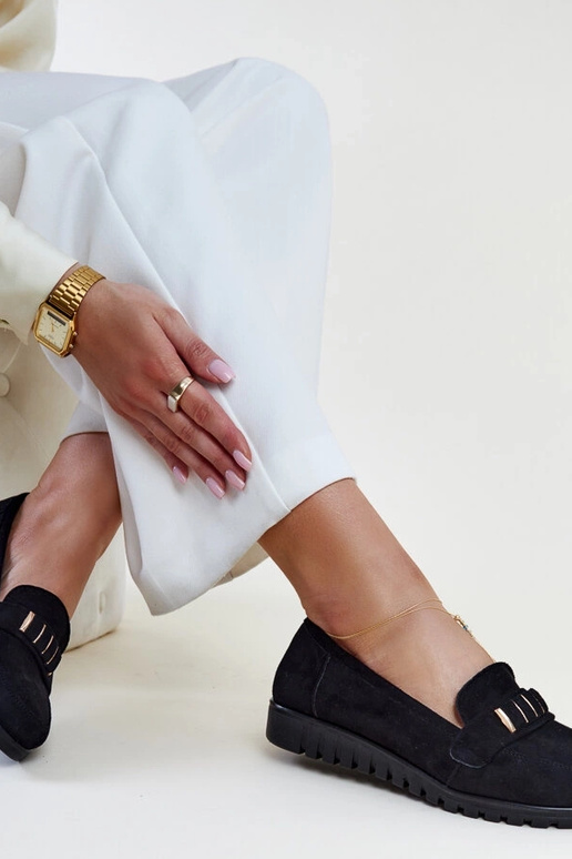 Mocassins noirs à bride décorative... Mocassins noirs à bride décorative...