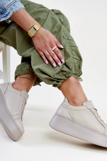 Baskets en cuir beige foncé...