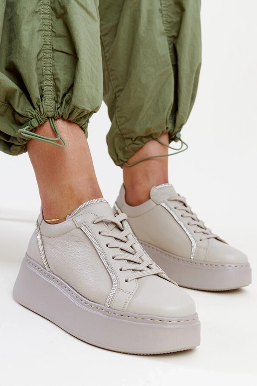 Baskets en cuir beige foncé avec... Baskets en cuir beige foncé avec...