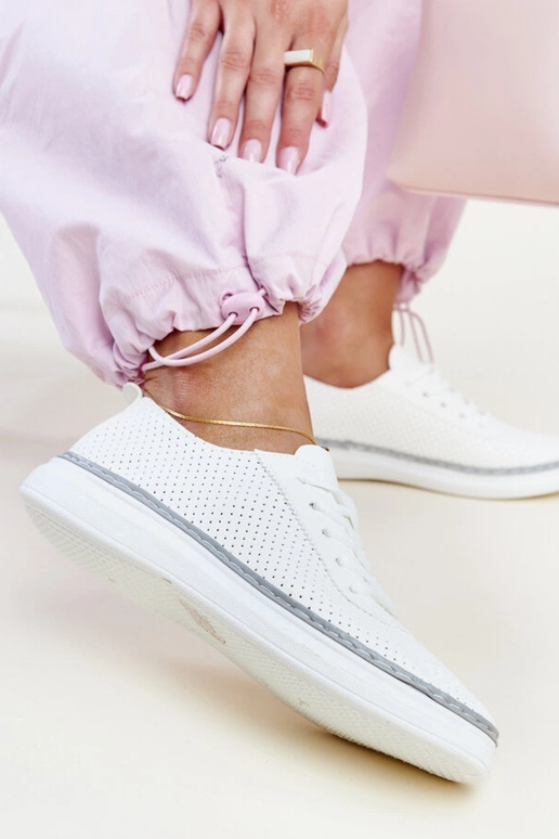 Baskets ajourées blanches et grises... Baskets ajourées blanches et grises...