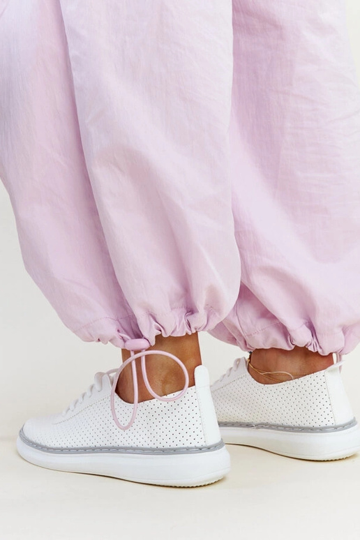 Baskets ajourées blanches et grises... Baskets ajourées blanches et grises...