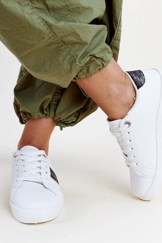 Baskets noires et blanches avec bande...