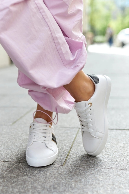 Baskets blanches avec bride...