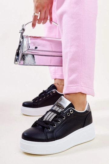 Baskets noires et argentées...