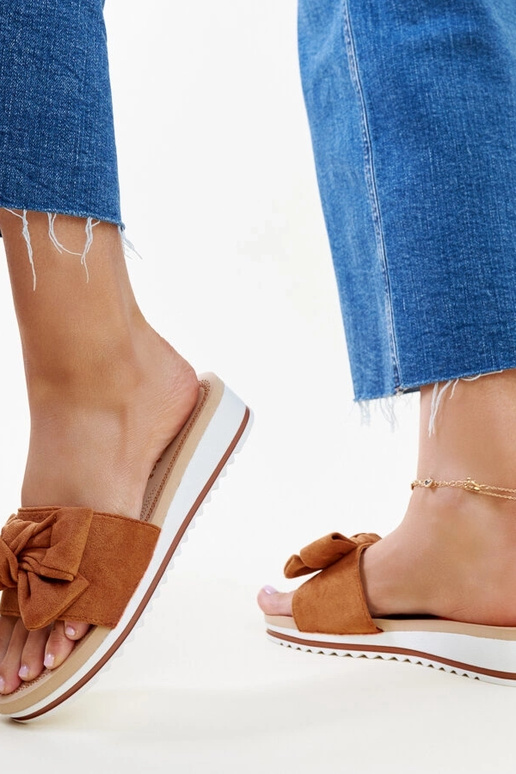 Les tongs marron à talons bas de...