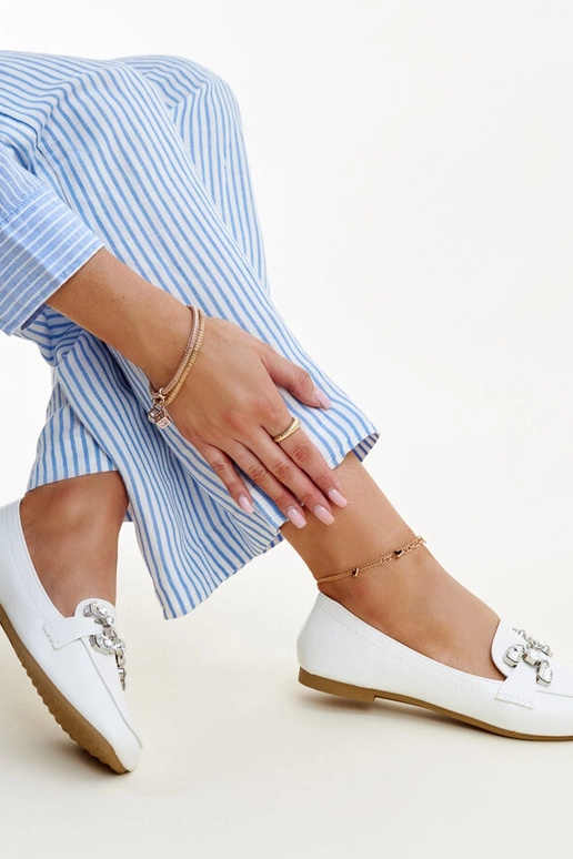 Mocassins blancs avec boucle en... Mocassins blancs avec boucle en...