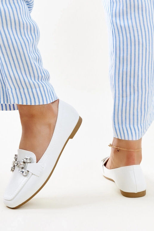 Mocassins blancs avec boucle en... Mocassins blancs avec boucle en...