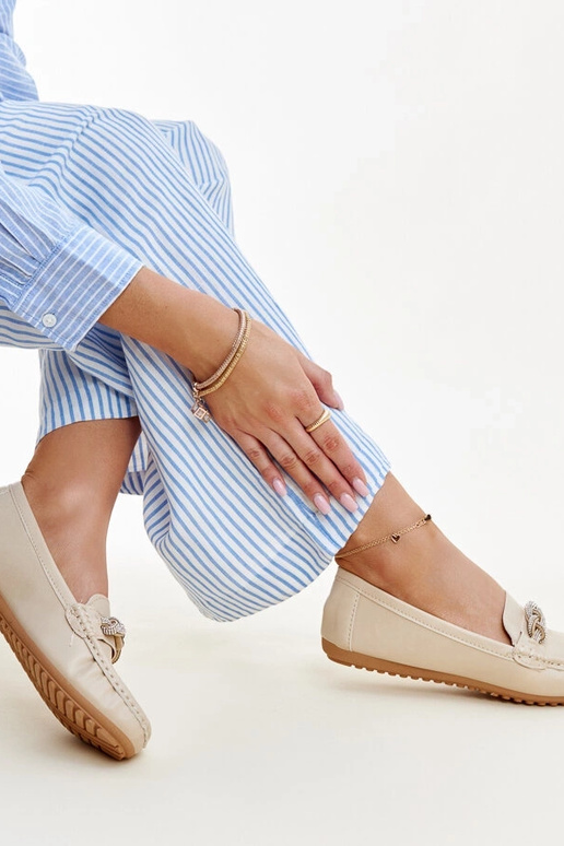 Mocassins beiges décorés de zircons... Mocassins beiges décorés de zircons...