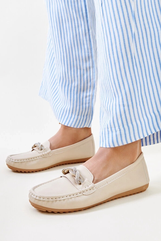 Mocassins beiges décorés de zircons... Mocassins beiges décorés de zircons...