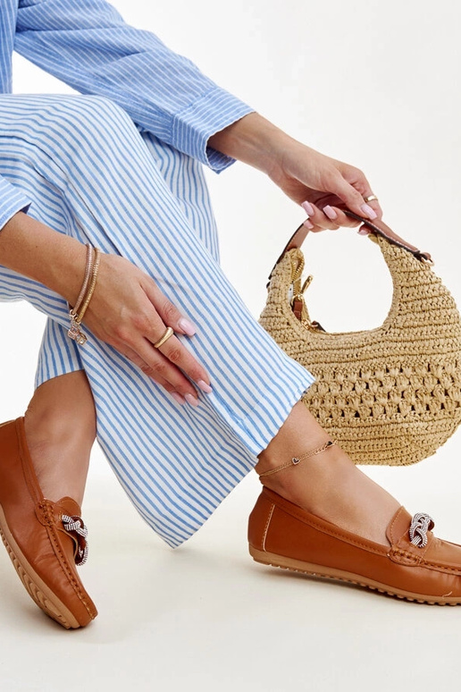 Mocassins marron décorés de zircons... Mocassins marron décorés de zircons...