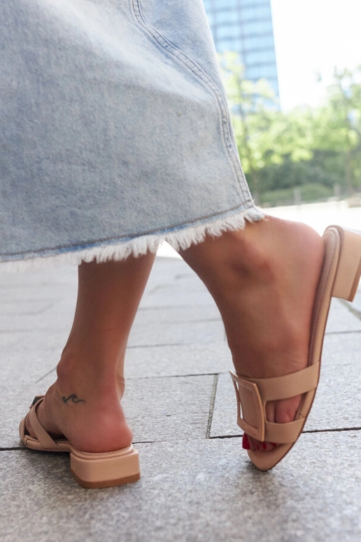 Tongs beiges avec semelle intérieure... Tongs beiges avec semelle intérieure...