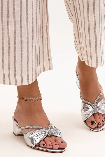Mules à talon bloc décorées de zircons Anbrani