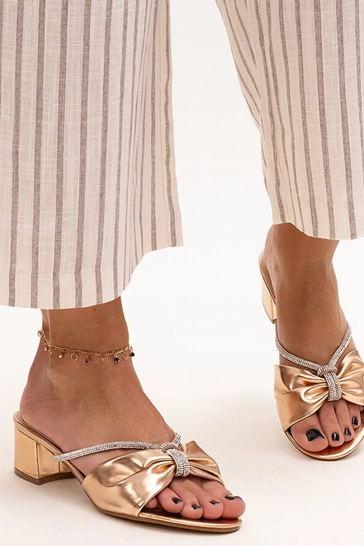 Mules à talon bloc décorées de... Mules à talon bloc décorées de...