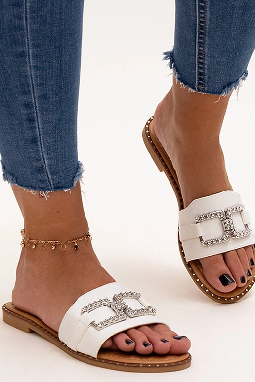 Tongs blanches avec boucle décorative... Tongs blanches avec boucle décorative...