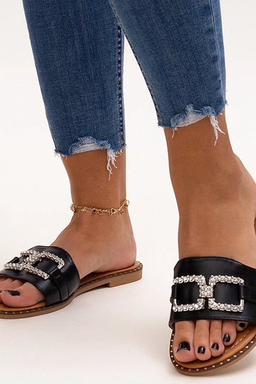 Tongs noires avec boucle...