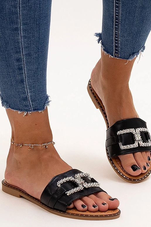 Tongs noires avec boucle décorative... Tongs noires avec boucle décorative...