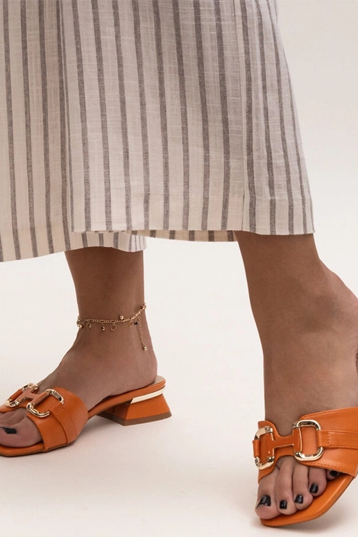 Tongs à petit talon avec boucle... Tongs à petit talon avec boucle...