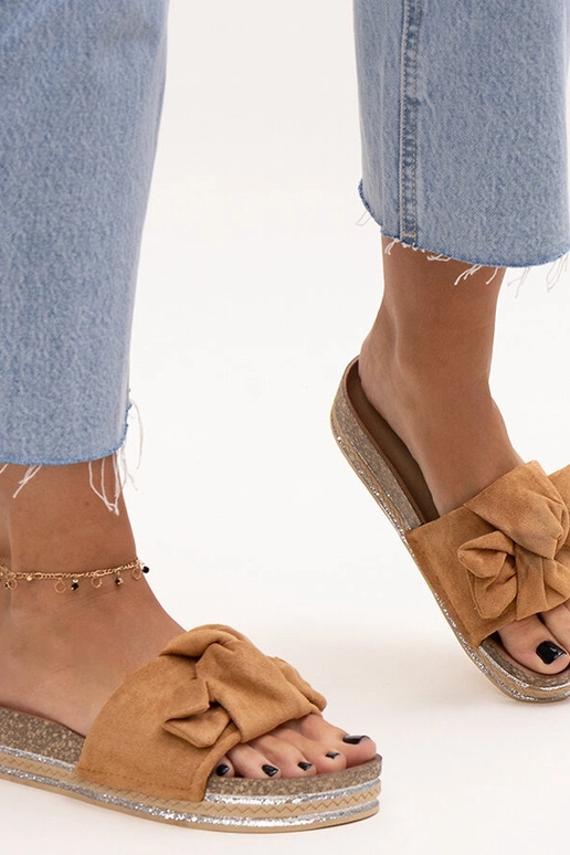 Tongs brunes sur semelle épaisse Peletra