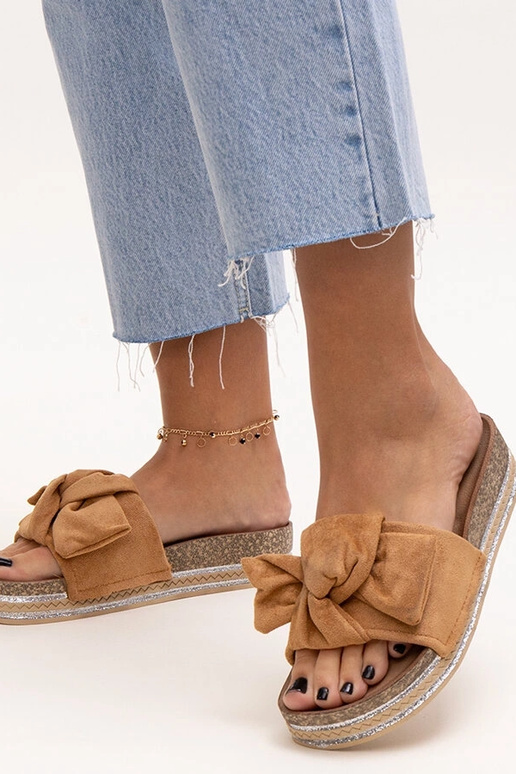 Tongs brunes sur semelle épaisse Peletra