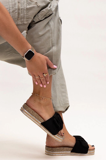 Tongs noires sur semelle... 2