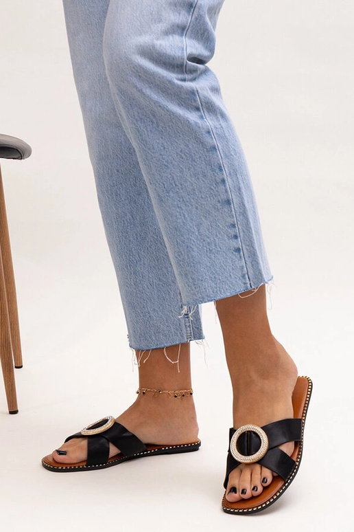 Tongs noires ornées d'une boucle en... Tongs noires ornées d'une boucle en...