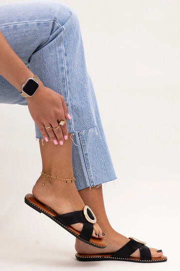 Tongs noires ornées d'une... 2