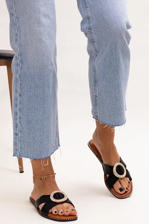 Tongs noires ornées d'une boucle en... Tongs noires ornées d'une boucle en...