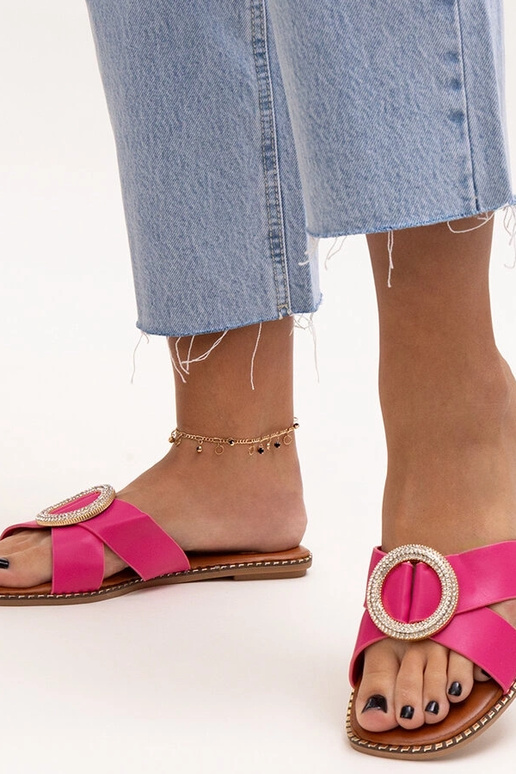 Tongs roses ornées d'une boucle en... Tongs roses ornées d'une boucle en...