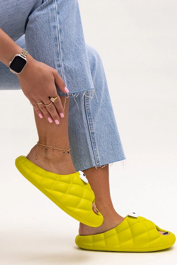 Tongs en mousse verte avec... 2