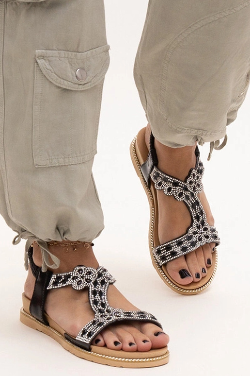 Les sandales noires brillantes de... Les sandales noires brillantes de...