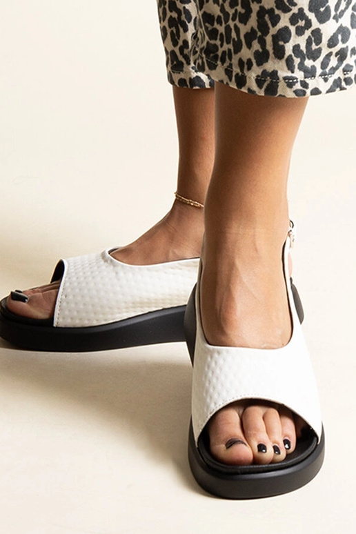 Sandales blanches à semelle plus... Sandales blanches à semelle plus...