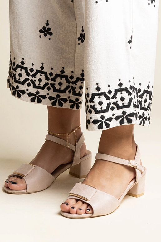 Sandales beiges à petits talons... Sandales beiges à petits talons...