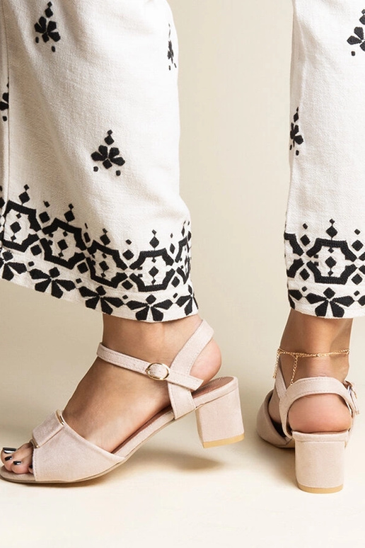 Sandales beiges à petits talons... Sandales beiges à petits talons...