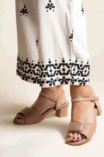 Sandales à talons bas beige...