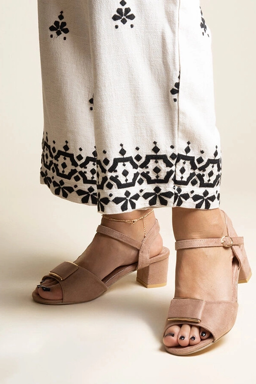 Sandales à talons bas beige foncé... Sandales à talons bas beige foncé...