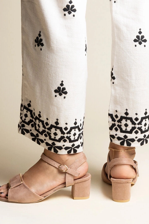 Sandales à talons bas beige foncé... Sandales à talons bas beige foncé...