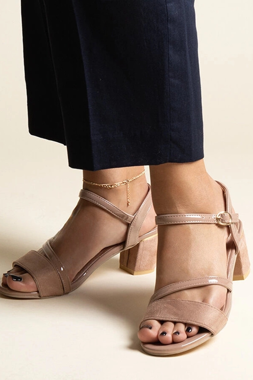 Sandales beige foncé avec une... Sandales beige foncé avec une...