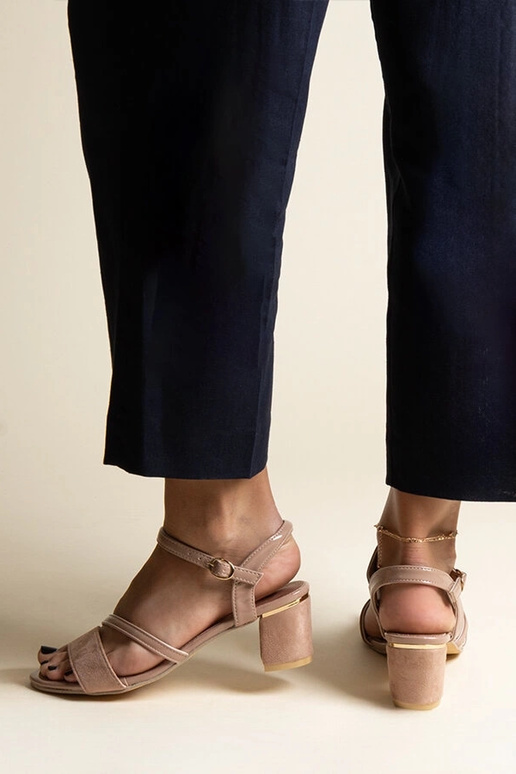 Sandales beige foncé avec une... Sandales beige foncé avec une...