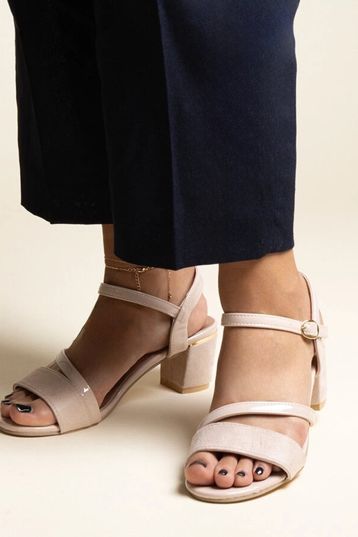 Sandales beiges avec une combinaison... Sandales beiges avec une combinaison...