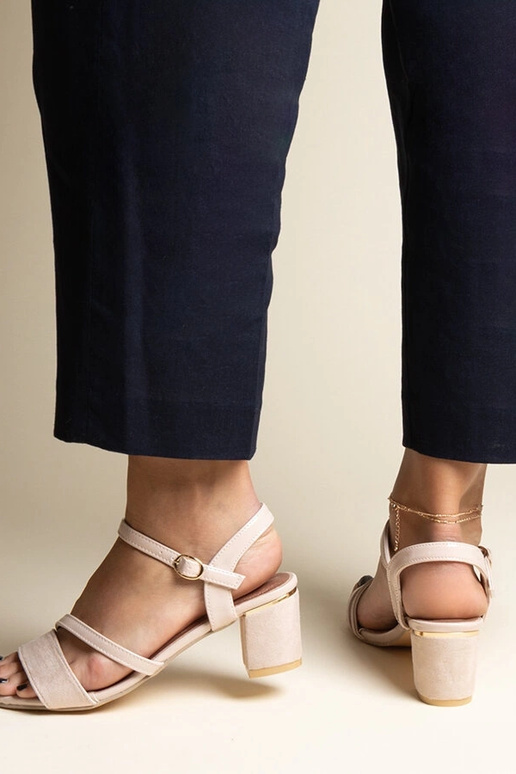 Sandales beiges avec une combinaison... Sandales beiges avec une combinaison...