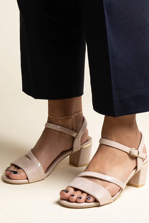 Sandales beiges avec une combinaison... Sandales beiges avec une combinaison...