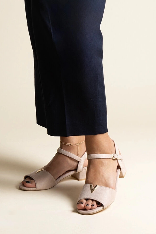 Sandales beiges à petit talon avec... Sandales beiges à petit talon avec...