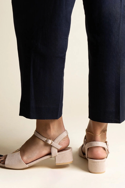 Sandales beiges à petit talon avec... Sandales beiges à petit talon avec...