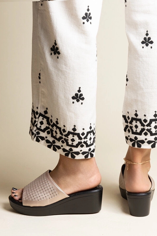 Tongs compensées ajourées dorées en... Tongs compensées ajourées dorées en...