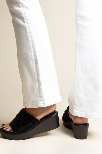 Pantoufles noires ajourées... 2