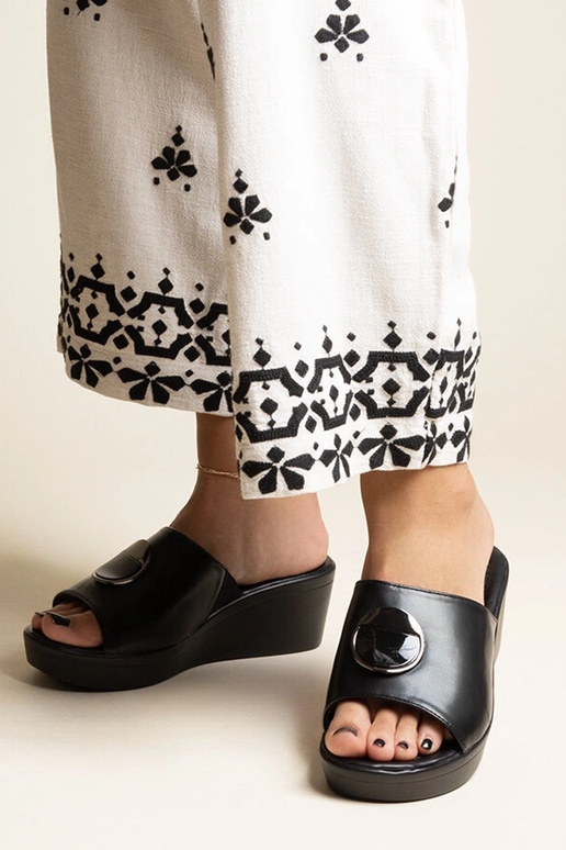 Sandales compensées noires à boucle... Sandales compensées noires à boucle...