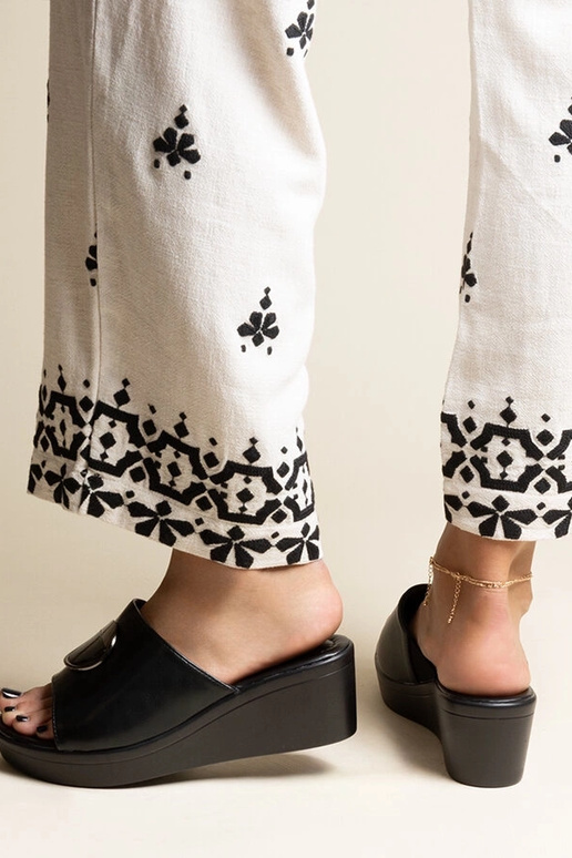 Sandales compensées noires à boucle... Sandales compensées noires à boucle...