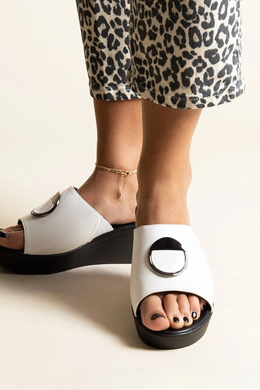 Sandales compensées blanches à boucle... Sandales compensées blanches à boucle...