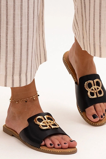 Tongs noires décorées d'une... 2