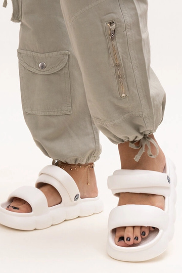 Sandales légères en mousse de couleur unie Azewda
